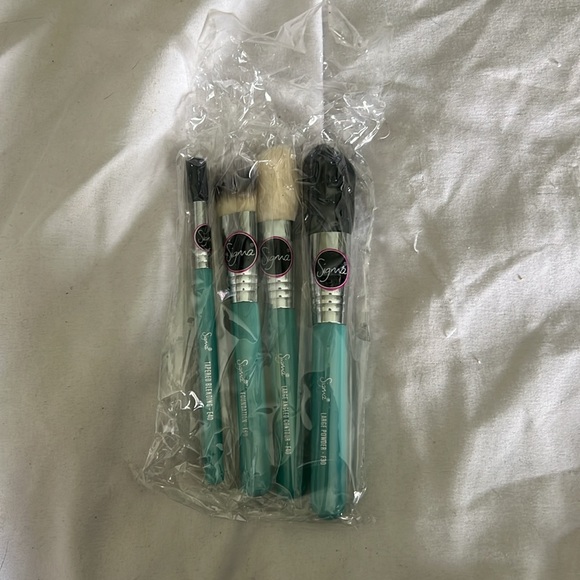 Sigma Brush Set with Case - Picture 3 of 3